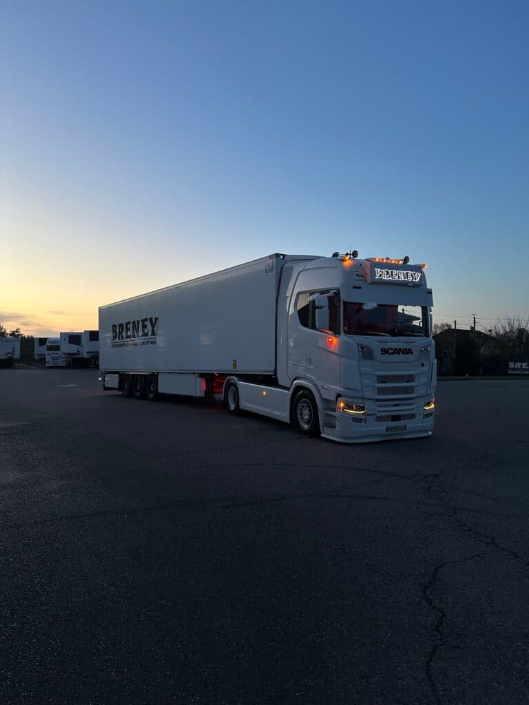 Camion Breney Frères stationné au coucher du soleil, spécialisé en transport routier à Montauban